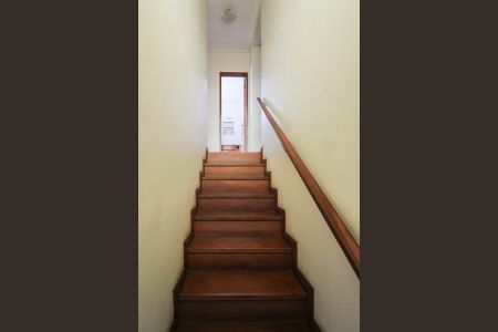 Casa à venda com 225m², 4 quartos e 6 vagas Casa à venda com 225m², 4 quartos e 6 vagasEscada