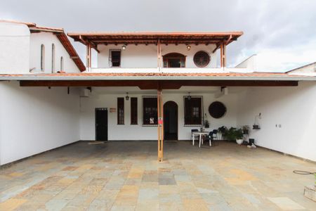 Casa à venda com 225m², 4 quartos e 6 vagas Casa à venda com 225m², 4 quartos e 6 vagasFachada