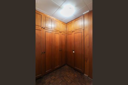 Casa à venda com 225m², 4 quartos e 6 vagas Casa à venda com 225m², 4 quartos e 6 vagasCloset da suíte