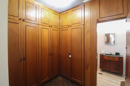 Casa à venda com 225m², 4 quartos e 6 vagas Casa à venda com 225m², 4 quartos e 6 vagasCloset da suíte