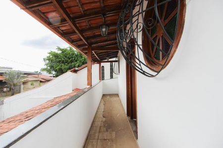 Casa à venda com 225m², 4 quartos e 6 vagas Casa à venda com 225m², 4 quartos e 6 vagasSuíte - Varanda