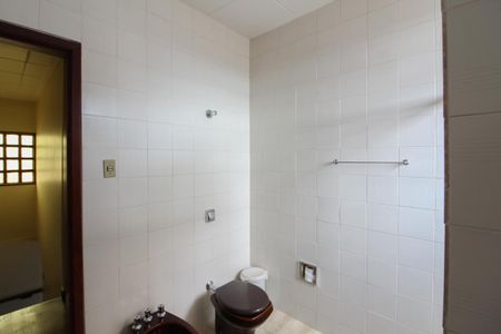 Casa à venda com 225m², 4 quartos e 6 vagas Casa à venda com 225m², 4 quartos e 6 vagasBanheiro Social