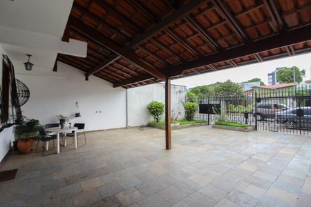 Casa à venda com 225m², 4 quartos e 6 vagas Casa à venda com 225m², 4 quartos e 6 vagasGaragem