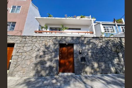 Casa à venda com 650m², 5 quartos e 3 vagas Casa à venda com 650m², 5 quartos e 3 vagasFachada