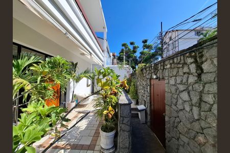 Casa à venda com 650m², 5 quartos e 3 vagas Casa à venda com 650m², 5 quartos e 3 vagasEntrada