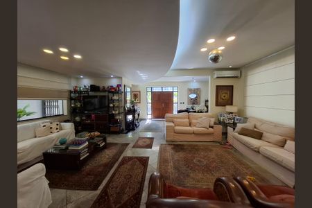 Casa à venda com 650m², 5 quartos e 3 vagasSala