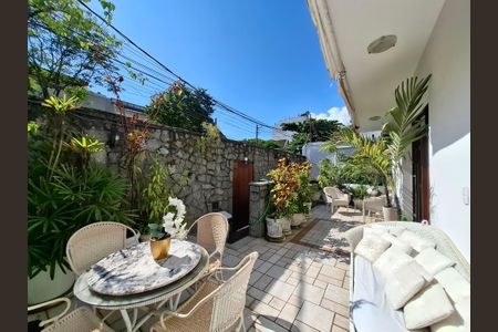 Casa à venda com 650m², 5 quartos e 3 vagas Casa à venda com 650m², 5 quartos e 3 vagasEntrada