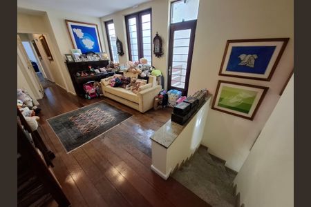 Casa à venda com 650m², 5 quartos e 3 vagas Casa à venda com 650m², 5 quartos e 3 vagasHall