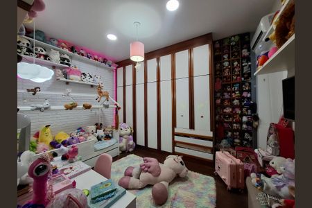 Casa à venda com 650m², 5 quartos e 3 vagas Casa à venda com 650m², 5 quartos e 3 vagasQuarto 3