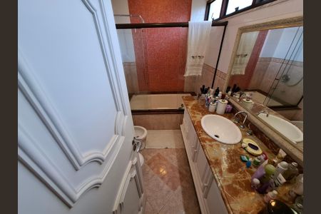 Casa à venda com 650m², 5 quartos e 3 vagas Casa à venda com 650m², 5 quartos e 3 vagasBanheiro da suíte 1