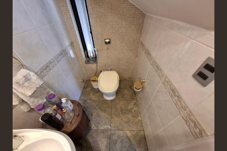 Casa à venda com 650m², 5 quartos e 3 vagas Casa à venda com 650m², 5 quartos e 3 vagasLavabo