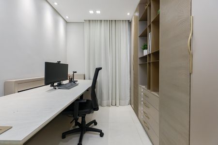 Apartamento à venda com 133m², 4 quartos e 2 vagasEscritório