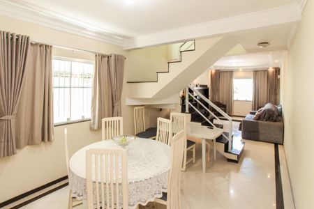 Casa à venda com 230m², 3 quartos e 6 vagas Casa à venda com 230m², 3 quartos e 6 vagasSala de Jantar