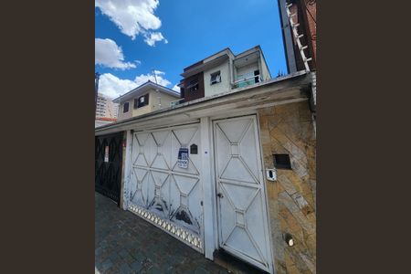 Casa à venda com 230m², 3 quartos e 6 vagas Casa à venda com 230m², 3 quartos e 6 vagasFachada