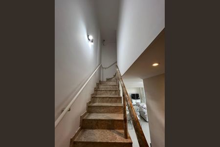 Apartamento para alugar com 78m², 2 quartos e 1 vaga Apartamento para alugar com 78m², 2 quartos e 1 vagaEscada