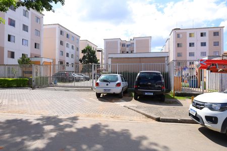 Apartamento para alugar com 32m², 2 quartos e sem vagaFachada do condomínio - Placa instalada na grade do condomínio - Código da placa: KJFK-556