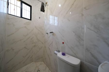 Banheiro de casa para alugar com 1 quarto, 50m² em Vila Ré, São Paulo