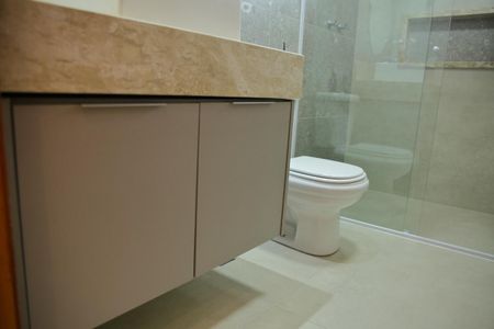 Casa à venda com 220m², 3 quartos e 5 vagasSuíte 1 - Banheiro