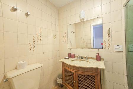 Banheiro social de apartamento para alugar com 3 quartos, 90m² em Centro, Guarujá