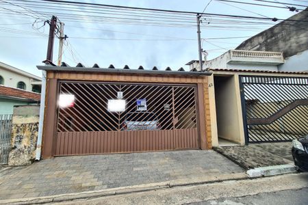 Casa à venda com 120m², 2 quartos e 2 vagas Casa à venda com 120m², 2 quartos e 2 vagasFachada