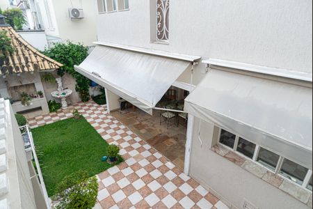 Casa à venda com 250m², 4 quartos e 5 vagas Casa à venda com 250m², 4 quartos e 5 vagasVista da Varanda da Edícula e da Área de Serviço