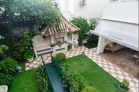 Casa à venda com 250m², 4 quartos e 5 vagas Casa à venda com 250m², 4 quartos e 5 vagasVista da Varanda da Edícula e da Área de Serviço