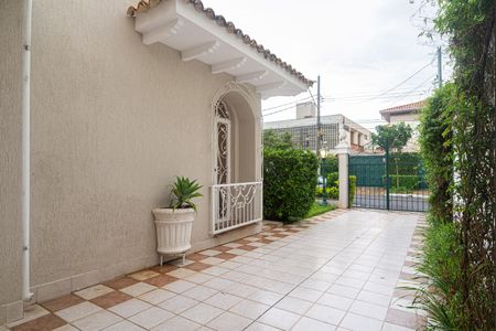 Casa à venda com 250m², 4 quartos e 5 vagas Casa à venda com 250m², 4 quartos e 5 vagasGaragem