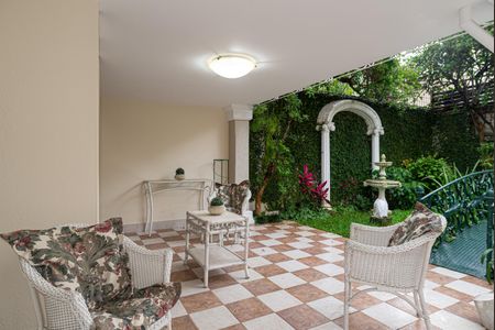 Casa à venda com 250m², 4 quartos e 5 vagas Casa à venda com 250m², 4 quartos e 5 vagasJardim