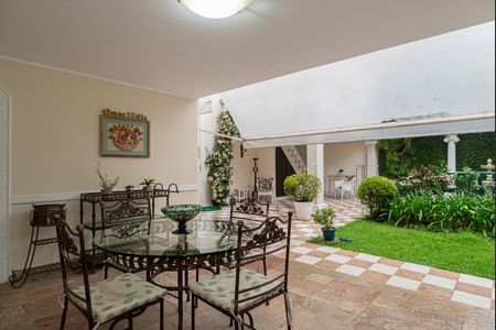 Casa à venda com 250m², 4 quartos e 5 vagas Casa à venda com 250m², 4 quartos e 5 vagasTerraço