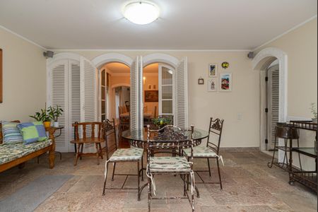 Casa à venda com 250m², 4 quartos e 5 vagas Casa à venda com 250m², 4 quartos e 5 vagasTerraço