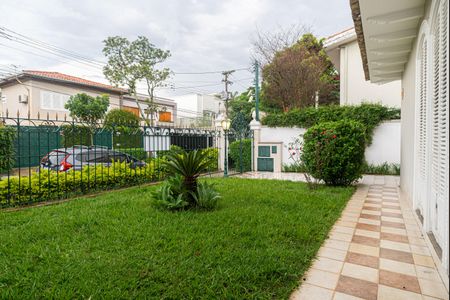Casa à venda com 250m², 4 quartos e 5 vagas Casa à venda com 250m², 4 quartos e 5 vagasFrente da casa
