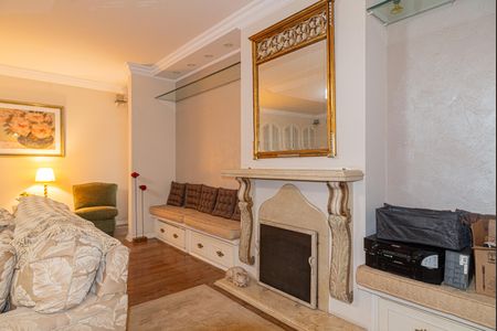 Casa à venda com 250m², 4 quartos e 5 vagas Casa à venda com 250m², 4 quartos e 5 vagasSala