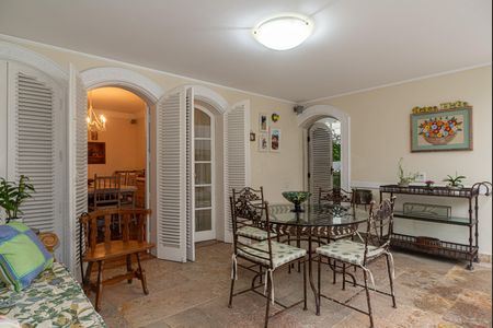 Casa à venda com 250m², 4 quartos e 5 vagas Casa à venda com 250m², 4 quartos e 5 vagasTerraço