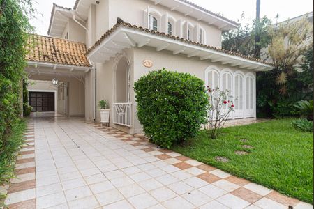 Casa à venda com 250m², 4 quartos e 5 vagas Casa à venda com 250m², 4 quartos e 5 vagasFrente da casa