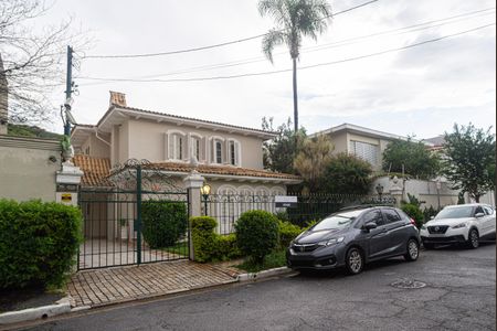 Casa à venda com 250m², 4 quartos e 5 vagas Casa à venda com 250m², 4 quartos e 5 vagasFachada
