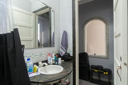 Casa à venda com 250m², 4 quartos e 5 vagas Casa à venda com 250m², 4 quartos e 5 vagasEdícula - Banheiro