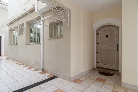 Casa à venda com 250m², 4 quartos e 5 vagas Casa à venda com 250m², 4 quartos e 5 vagasEntrada da casa