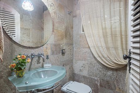 Casa à venda com 250m², 4 quartos e 5 vagas Casa à venda com 250m², 4 quartos e 5 vagasLavabo