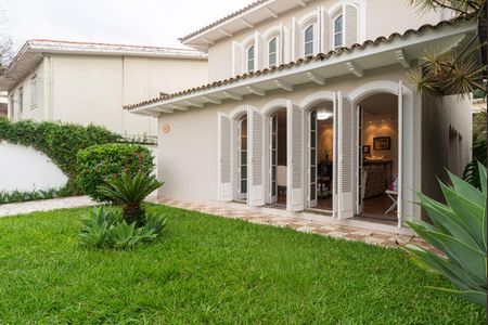 Casa à venda com 250m², 4 quartos e 5 vagas Casa à venda com 250m², 4 quartos e 5 vagasFrente da casa