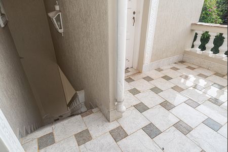 Casa à venda com 250m², 4 quartos e 5 vagas Casa à venda com 250m², 4 quartos e 5 vagasVaranda da Edícula e da Área de Serviço