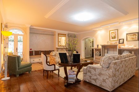 Casa à venda com 250m², 4 quartos e 5 vagas Casa à venda com 250m², 4 quartos e 5 vagasSala