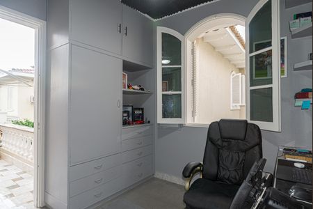 Casa à venda com 250m², 4 quartos e 5 vagas Casa à venda com 250m², 4 quartos e 5 vagasEdícula - Sala