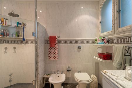 Casa à venda com 250m², 4 quartos e 5 vagas Casa à venda com 250m², 4 quartos e 5 vagasBanheiro 2