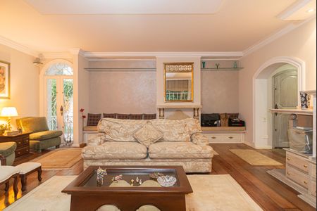 Casa à venda com 250m², 4 quartos e 5 vagas Casa à venda com 250m², 4 quartos e 5 vagasSala