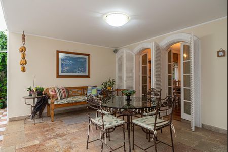 Casa à venda com 250m², 4 quartos e 5 vagas Casa à venda com 250m², 4 quartos e 5 vagasTerraço