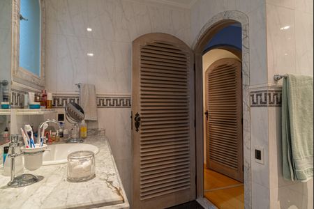 Casa à venda com 250m², 4 quartos e 5 vagas Casa à venda com 250m², 4 quartos e 5 vagasBanheiro 2