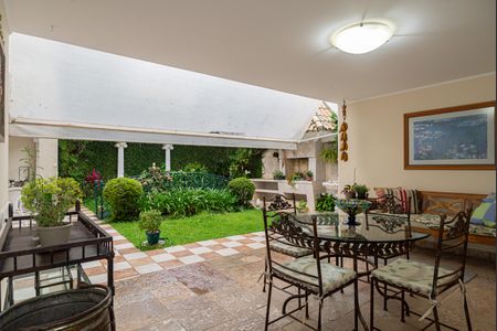 Casa à venda com 250m², 4 quartos e 5 vagas Casa à venda com 250m², 4 quartos e 5 vagasTerraço