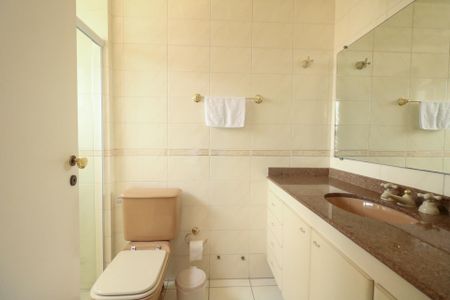 Apartamento à venda com 175m², 3 quartos e 3 vagas Apartamento à venda com 175m², 3 quartos e 3 vagasBanheiro da Suíte 2