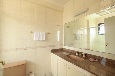 Apartamento à venda com 175m², 3 quartos e 3 vagas Apartamento à venda com 175m², 3 quartos e 3 vagasBanheiro da Suíte 2