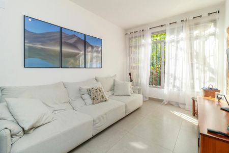 Casa para alugar com 200m², 3 quartos e 3 vagas Casa para alugar com 200m², 3 quartos e 3 vagasSala